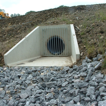 Headwall with factory fitted grating